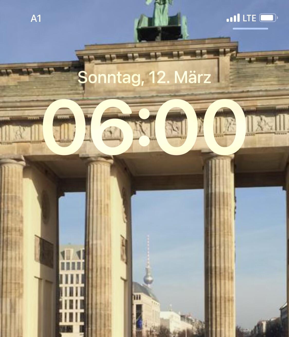 Screenshot Handy, Hintergrund Brandenburger Tor, Zeitangabe 6h morgens 
