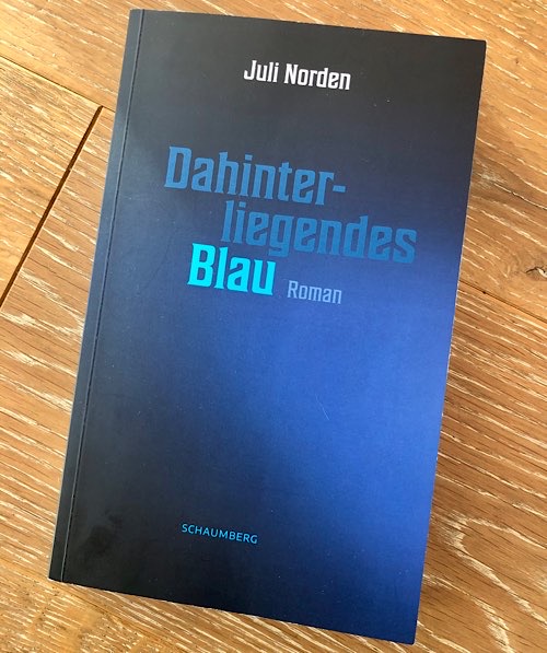 Buch Dahinterliegendes Blau Juli Norden