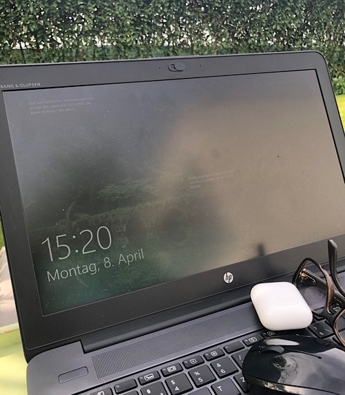 Gartenarbeit am Laptop bei 28 Grad