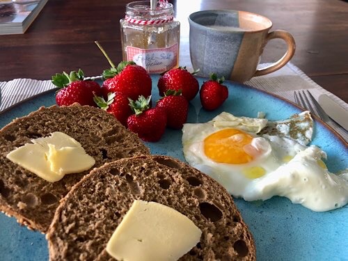 Muttertagsfrühstück Semmel, Marmelade, Spiegelei, Erdbeeren