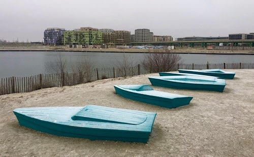 4 türkisfarbene Hochboote mit Raureif überzogen vor dem Seestädter See